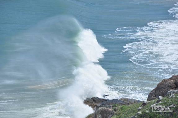 Onda deixa uma cabeleira para trás ao estourar na praia da Lagoinha do Leste, na costa sul de Florianópolis, em Santa Catarina